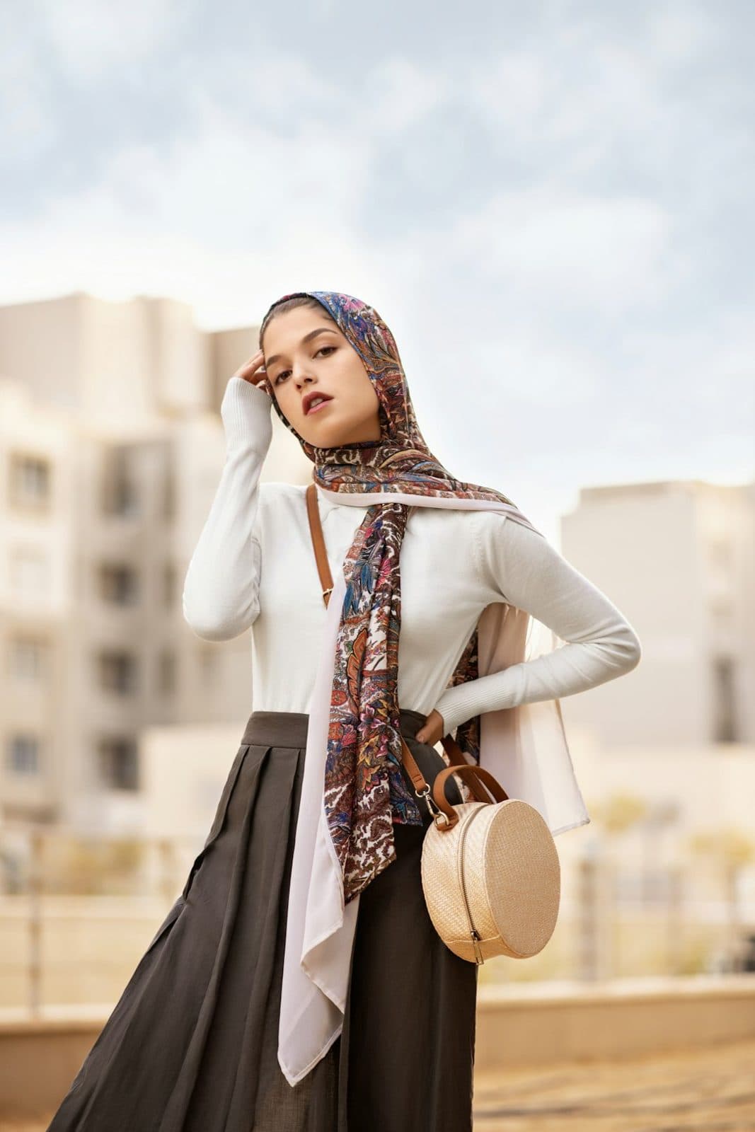 Model berhijab motif memakai atasan putih dan rok cokelat